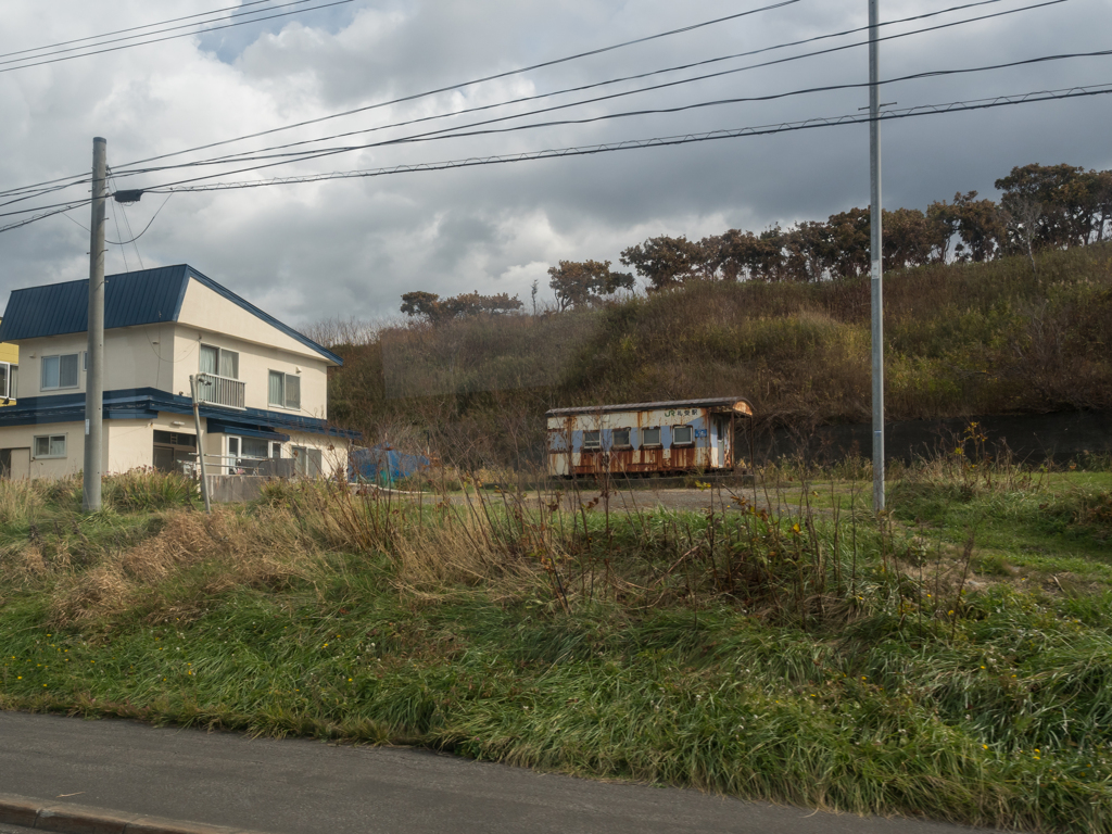 駅舎の残る旧留萌本線礼受駅跡