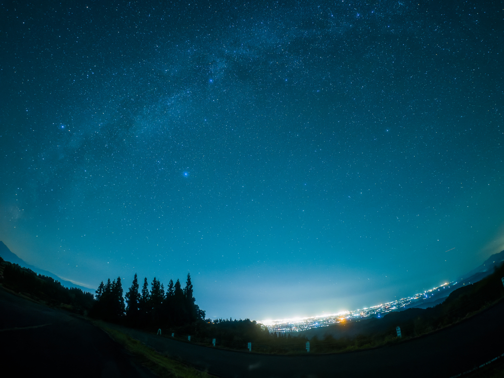 夜景と夏の大三角