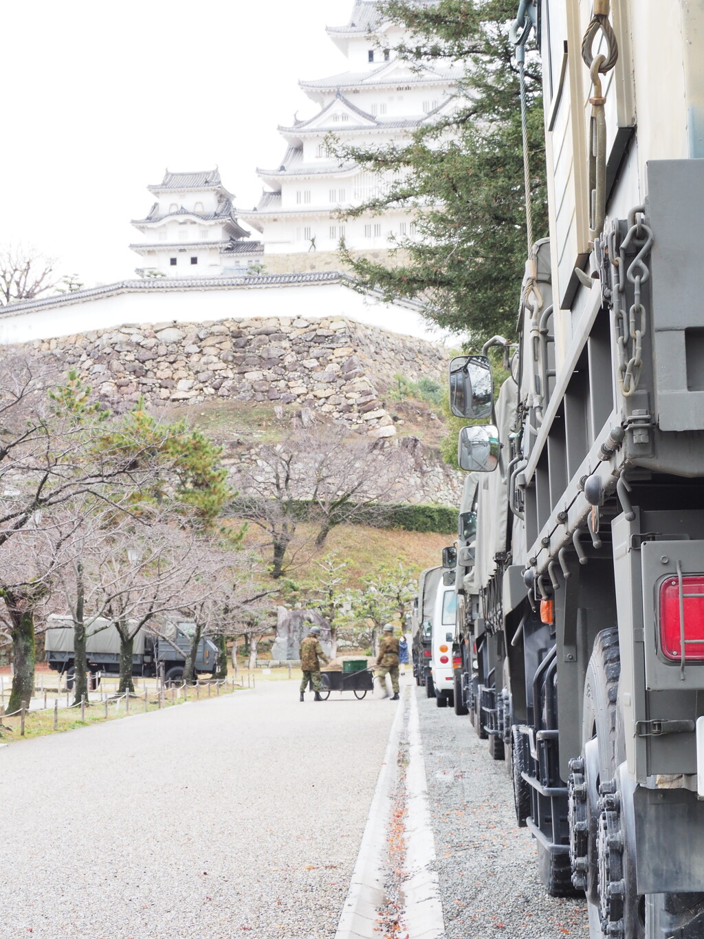 姫路城と自衛隊の方々