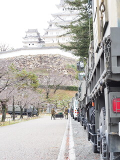姫路城と自衛隊の方々