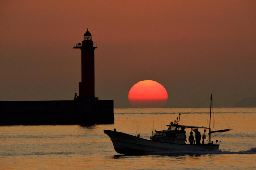 家路を急ぐ漁船