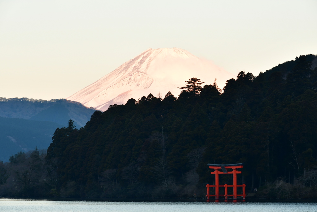 朝日を受ける富士山と箱根神社