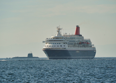 クルーズ船と潜水艦