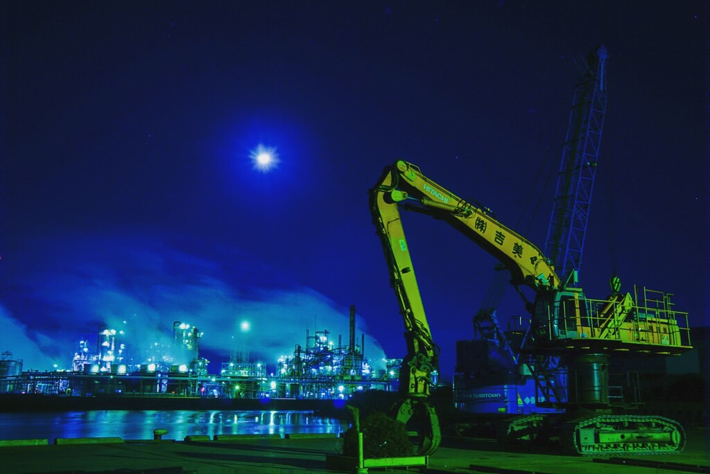 重機と工場夜景(吉美埠頭)