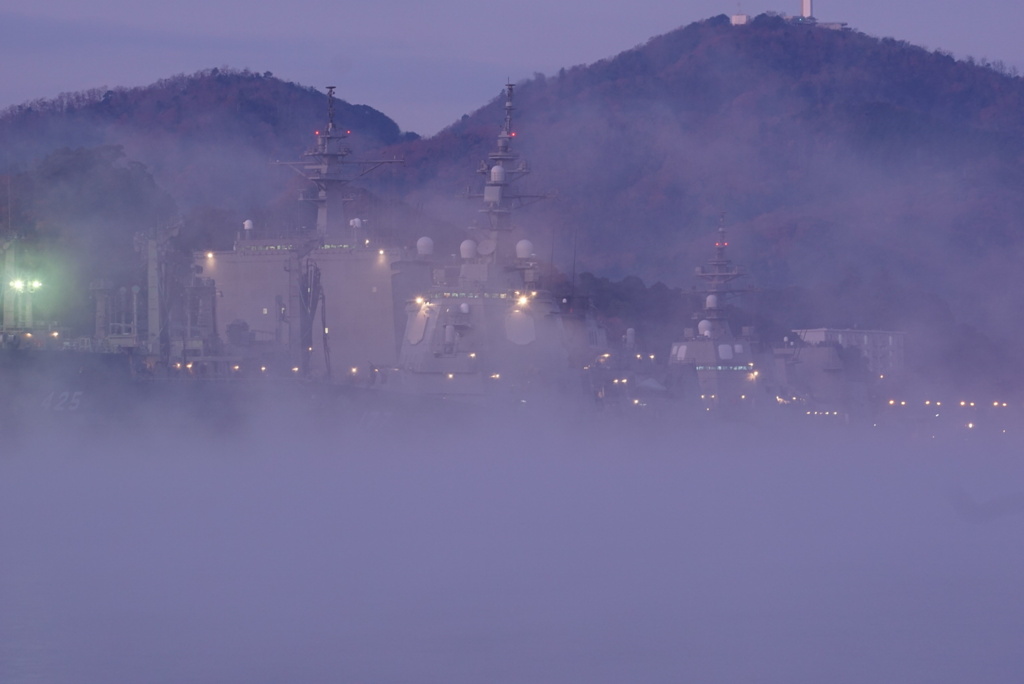 けあらしに包まれた舞鶴基地