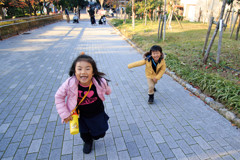 動物園ではしゃぐ子供達