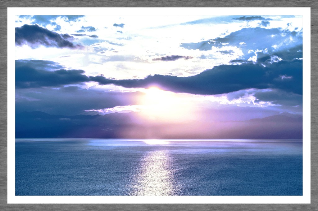 太陽と雲と海の風景