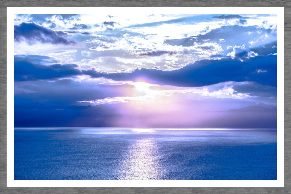 太陽と雲と海の風景