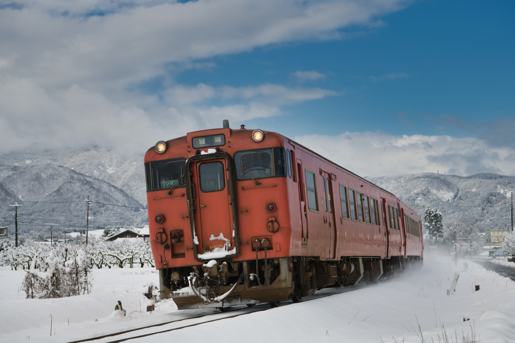 雪景色とディーゼル列車