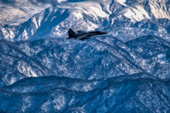 白山に守られて帰投する戦闘機