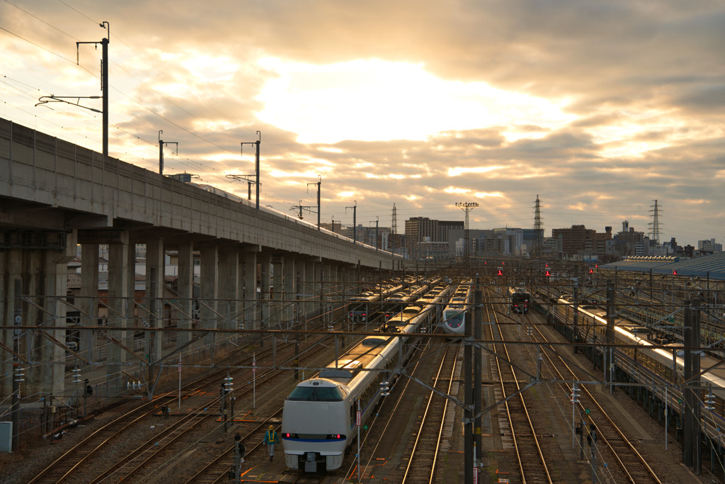 操車場の夕暮れ時