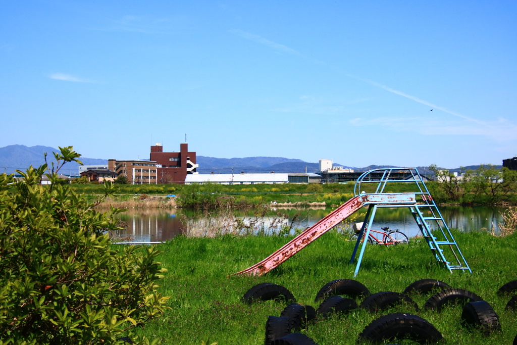 桂川沿いの小さな公園