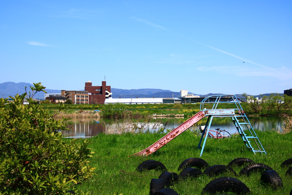 桂川沿いの小さな公園