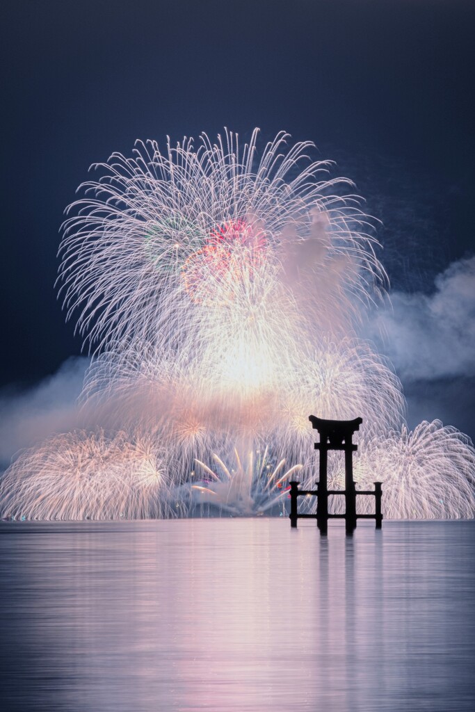 鳥居と花火