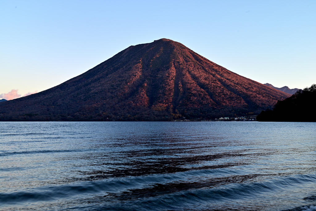 晩秋の男体山