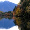 湯ノ湖に男体山、紅葉