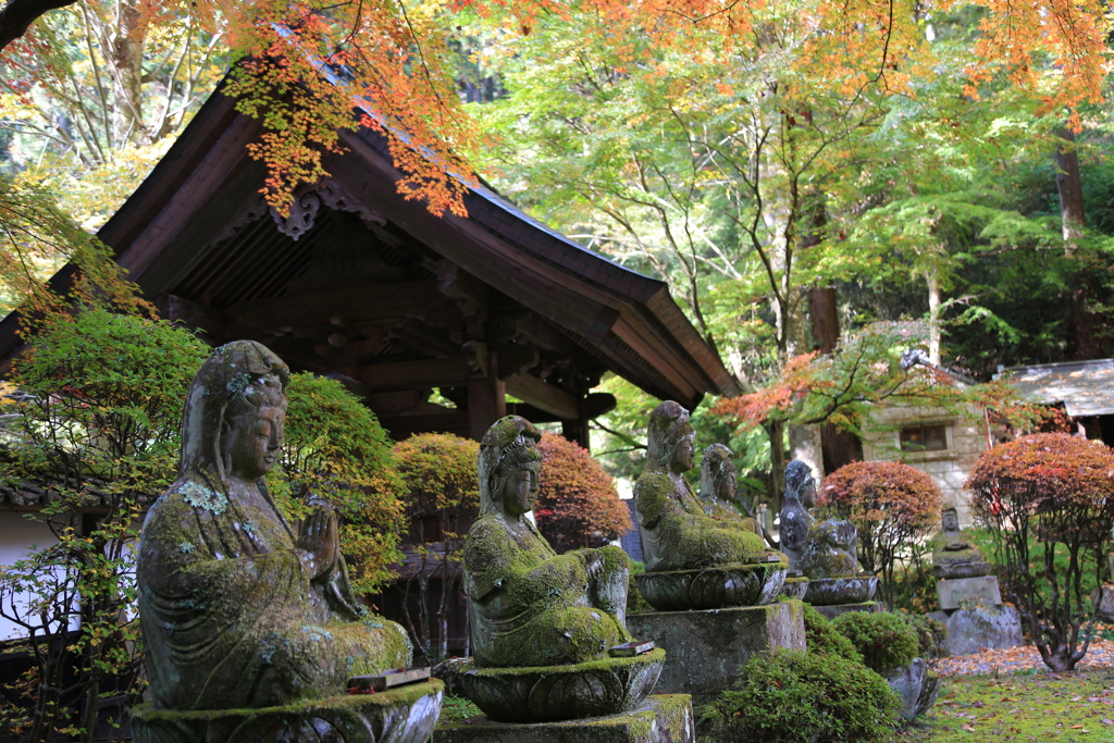 石仏と紅葉