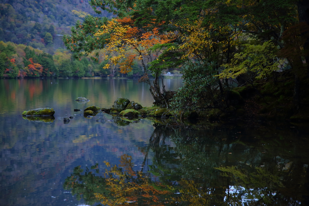 秋の湯ノ湖　６