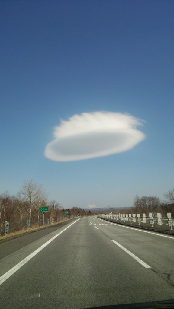 UFO？樽前山から流れてきた丸い雲