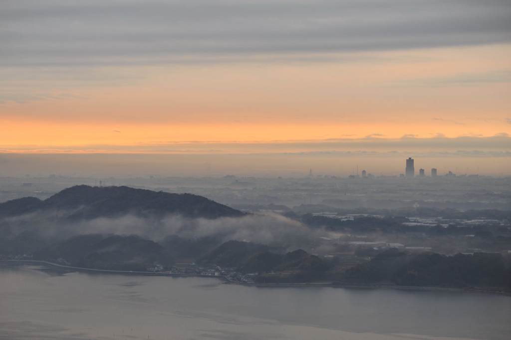 20120214_070921 山から平地に降りる霧