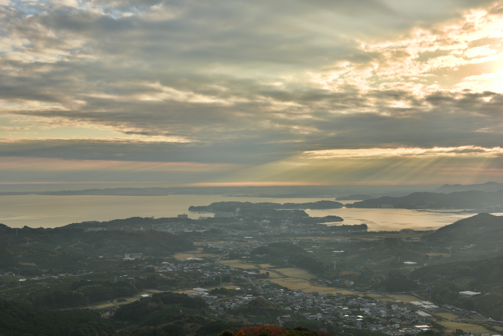 20161220_155838 夕暮れ時、曇天の湖を俯瞰する