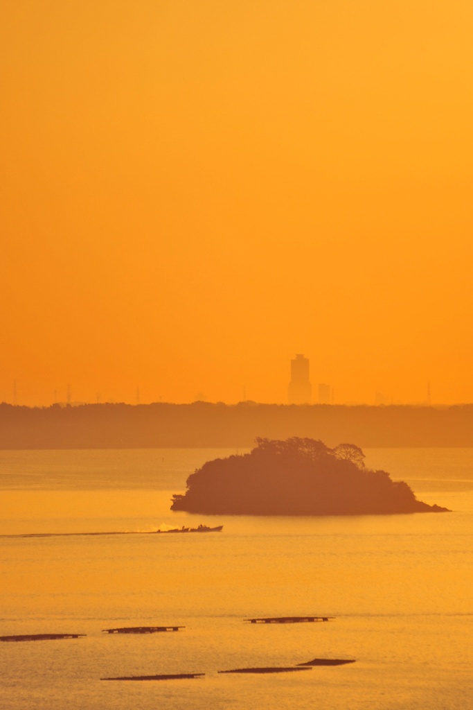 20110203_071419 タワービル 礫島 舟 牡蠣筏 霞