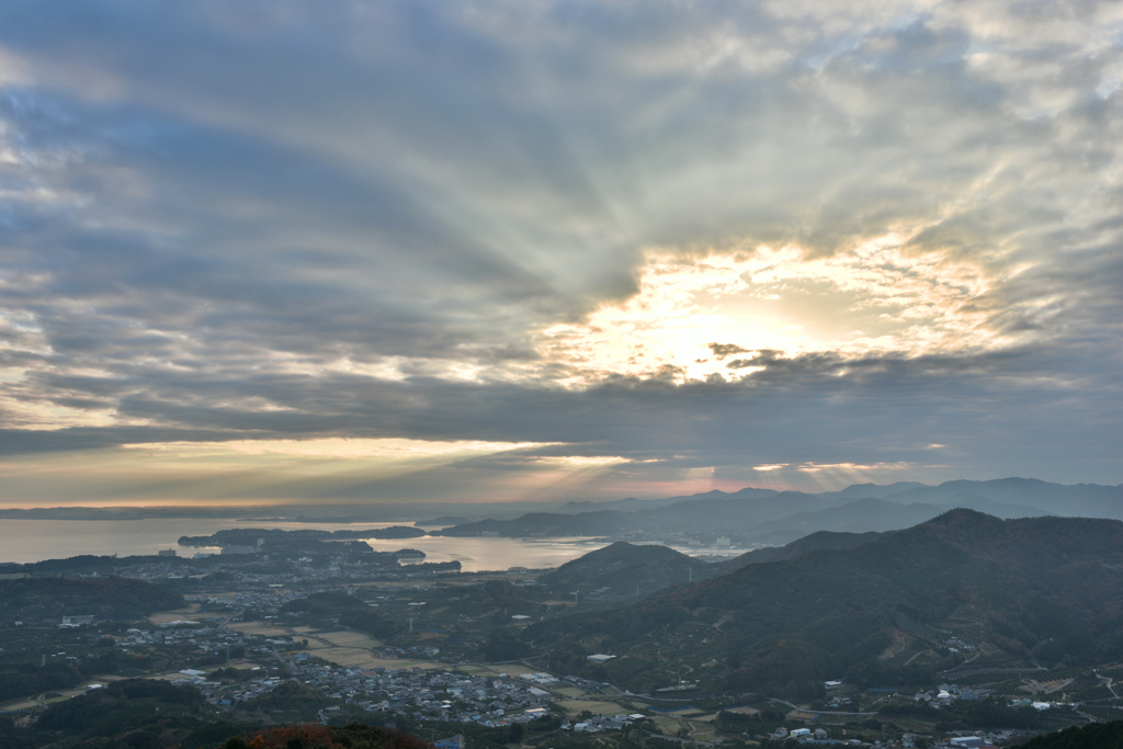 20161220_160920 夕暮れ時、曇天の湖を俯瞰する