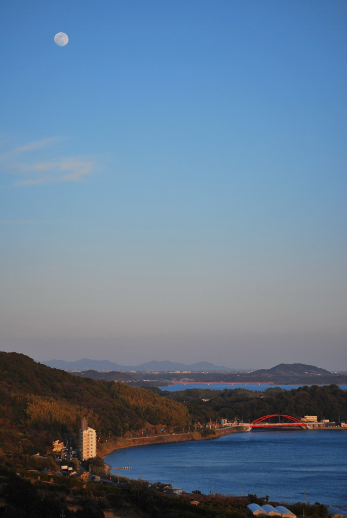 20090208_170641 赤岩神社 青空に満月（縦構図）