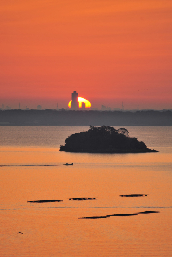 20110203_065043 タワービル 礫島 舟 牡蠣筏 日の出
