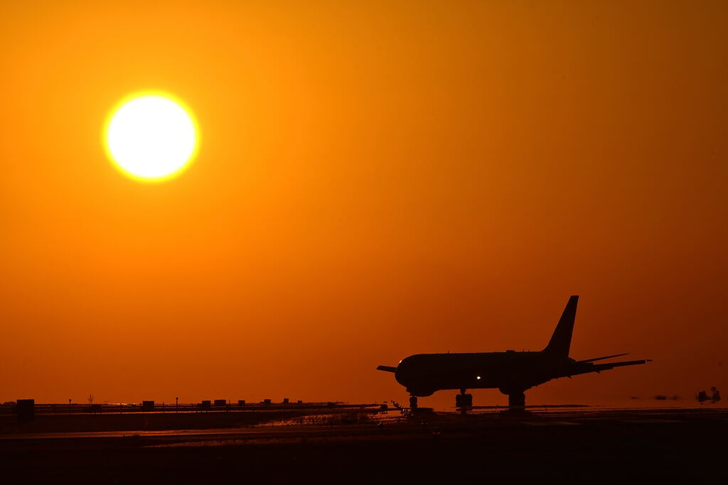 夕日と飛行機