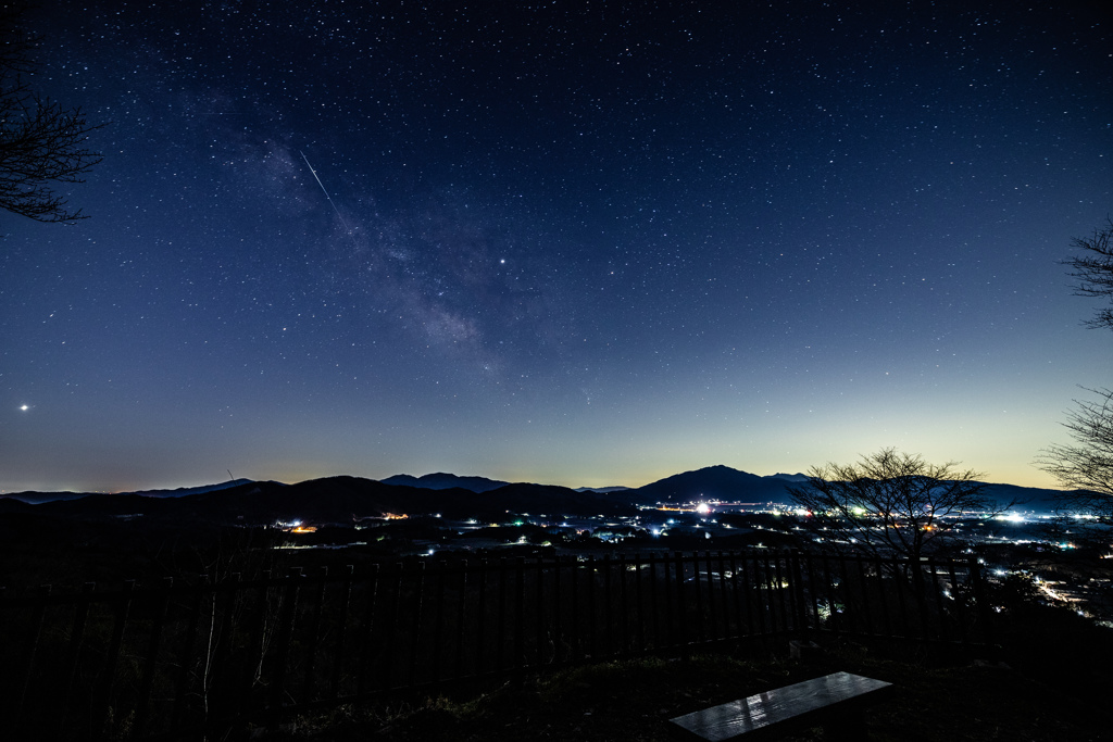 夜明け前の天の川と流星