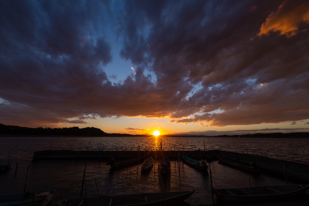 涸沼に沈む夕日
