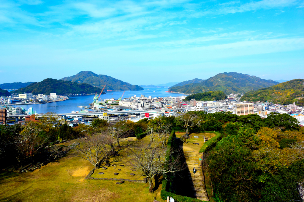 城と港のある街