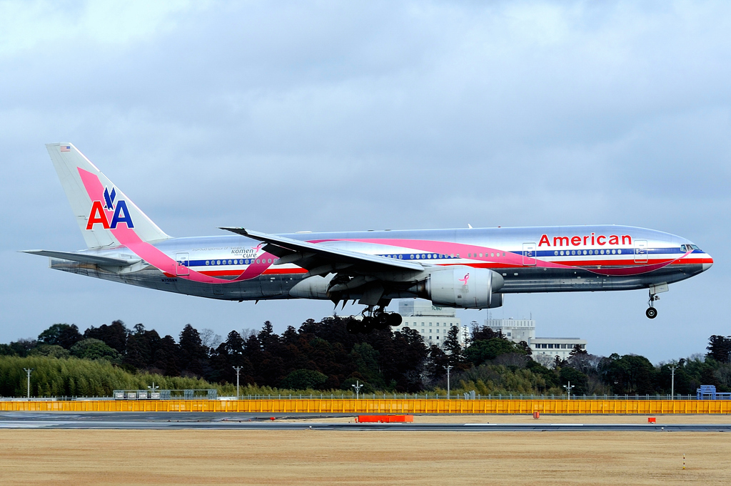 アメリカンB777 Old colour "ピンクリボン"