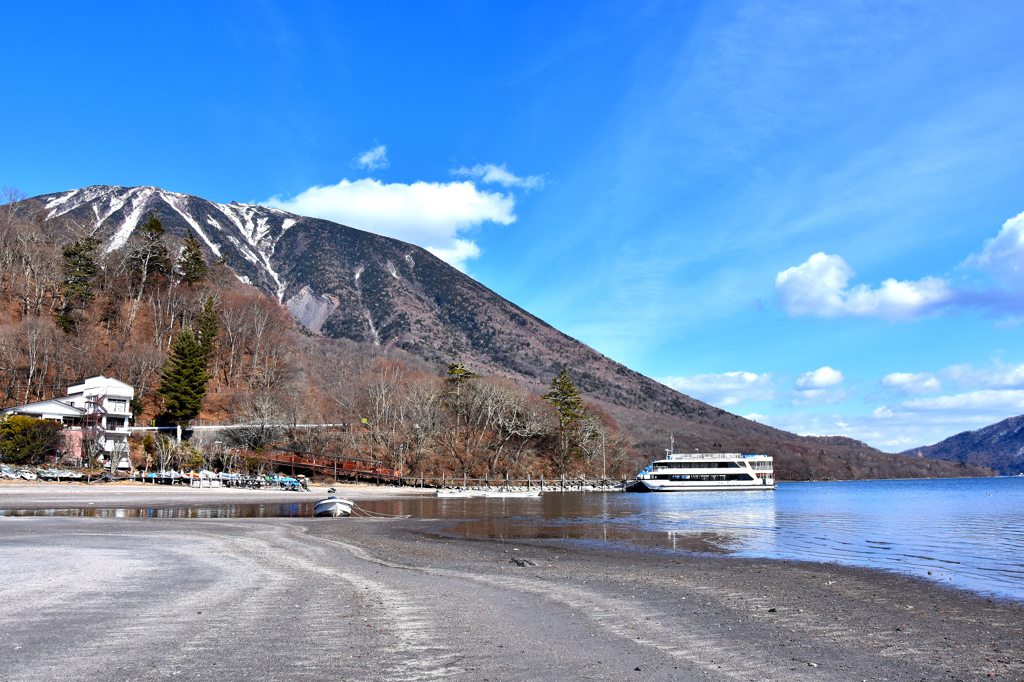 男体山と中禅寺湖