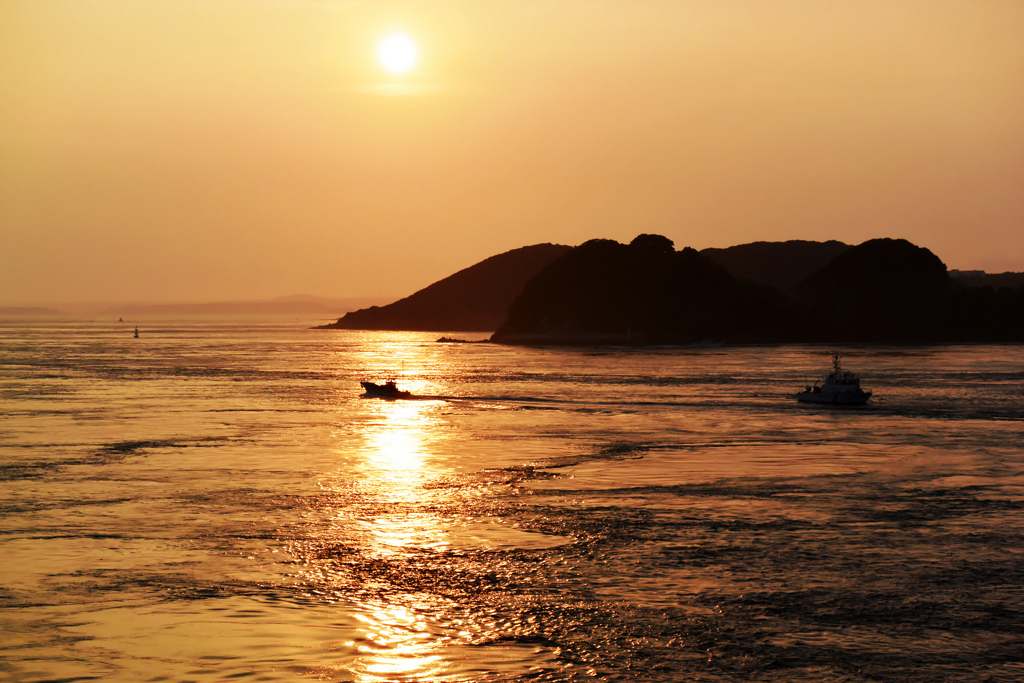 朝陽と海