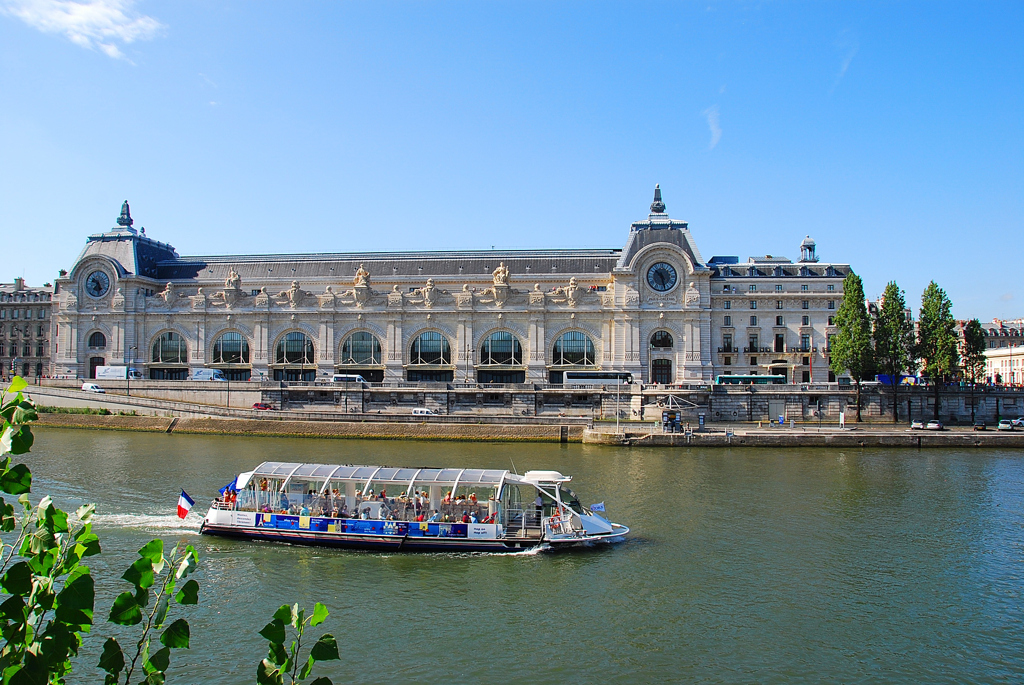 セーヌ川とオルセー美術館・・パリ