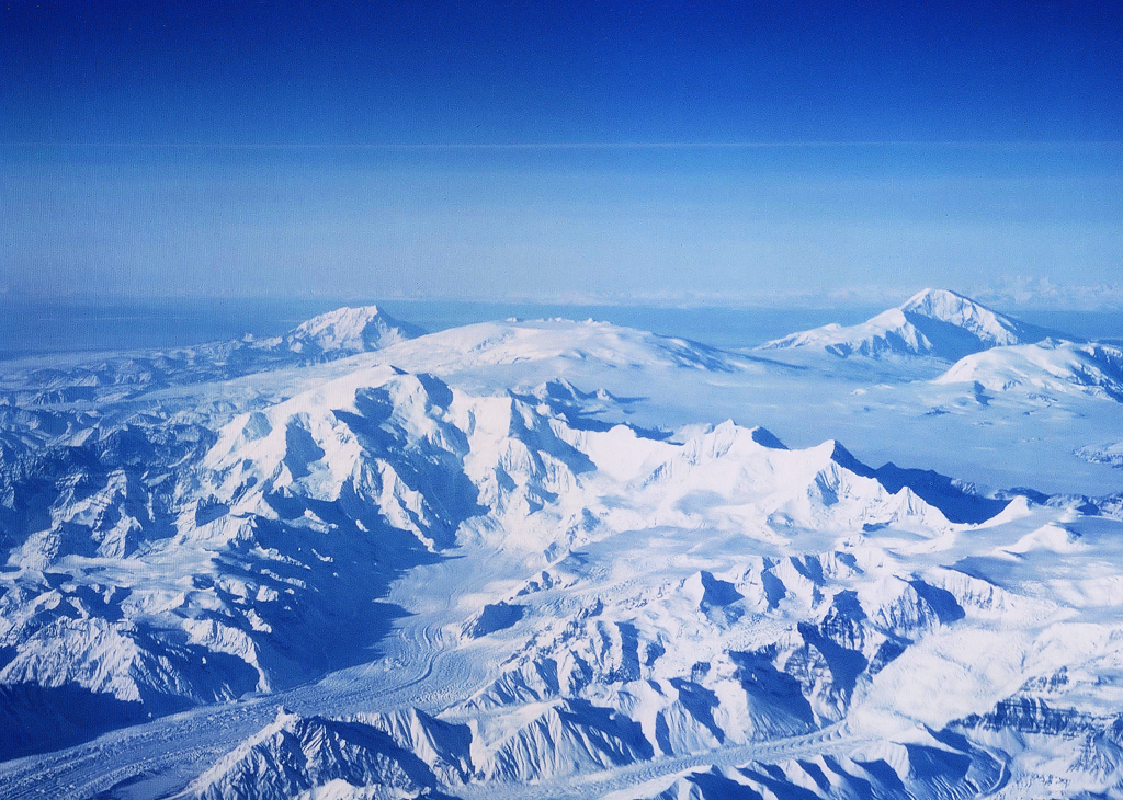 Alaskaの山と氷河