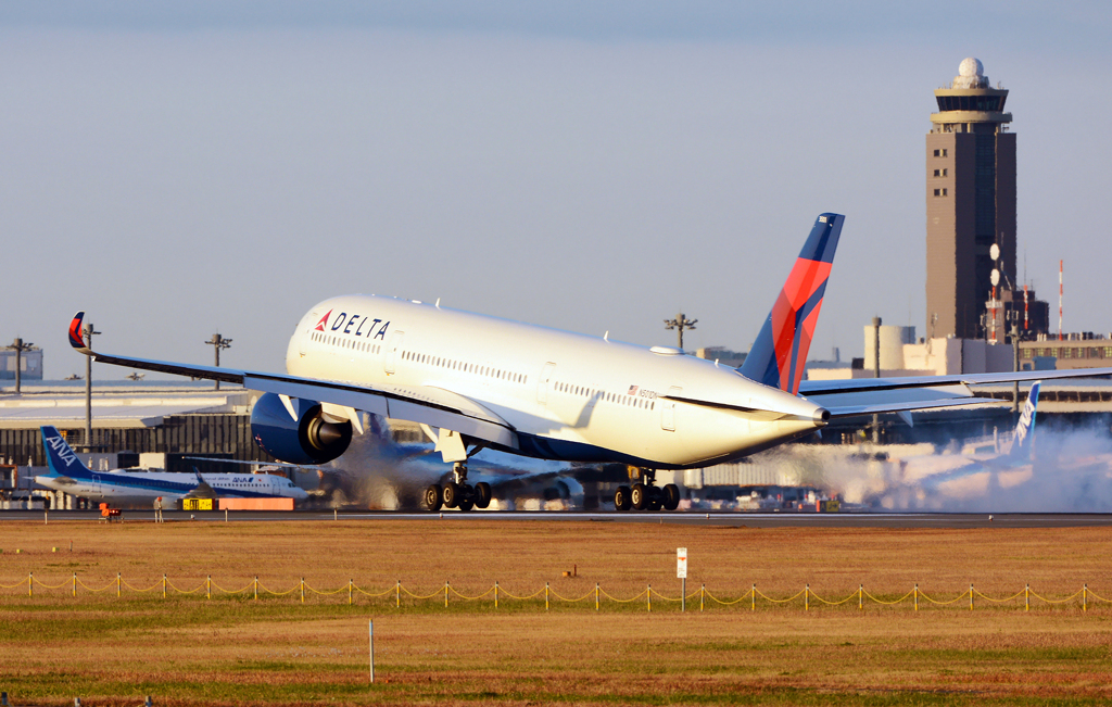 DELTA A350 touch down