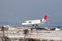津波からの復興工事エリアを進入する J Air機