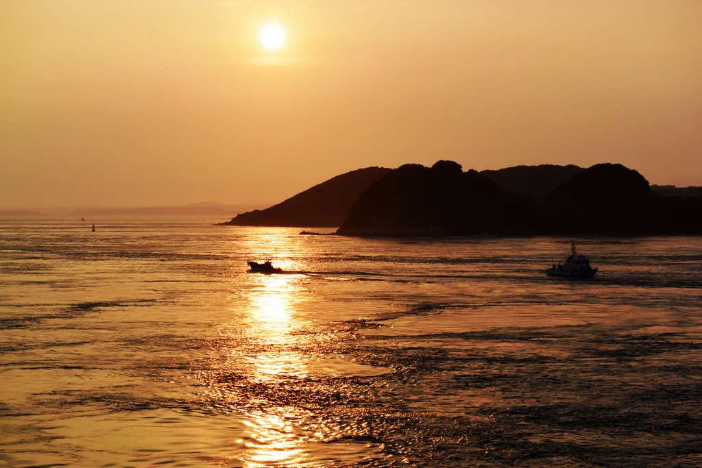 朝日に輝く潮流・・長崎県平戸