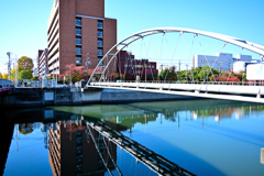 静かな朝の川面