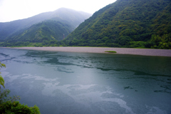 小雨降る清流 四万十川