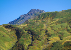 快晴の山頂を望む