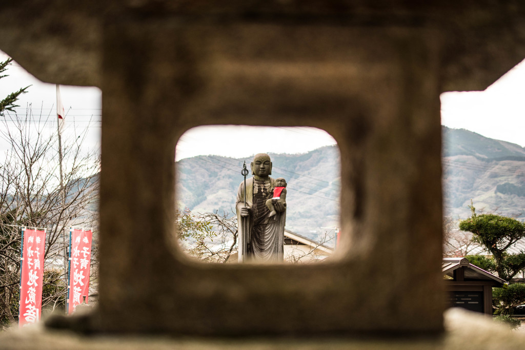 Through the stone lanterns