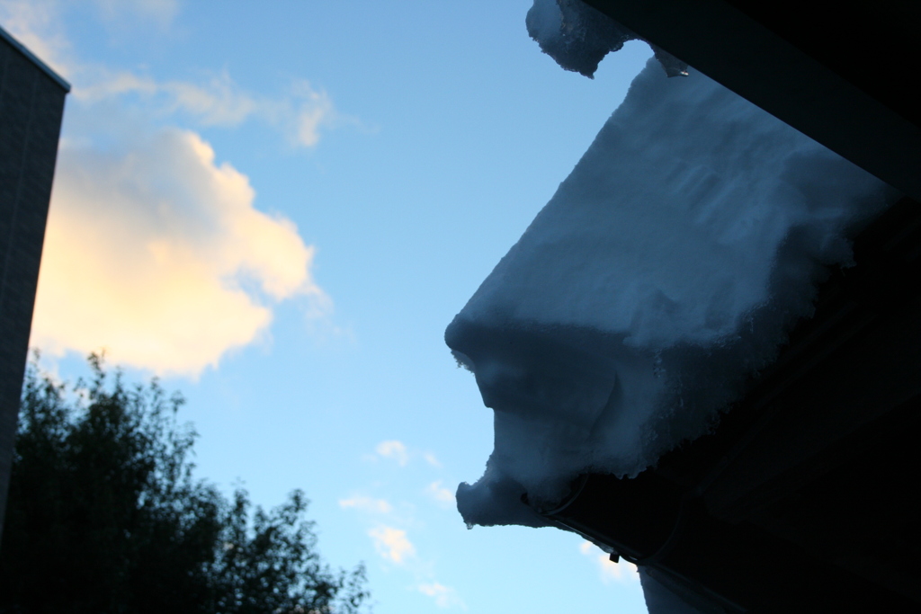 落ちそうで落ちない雪と雲