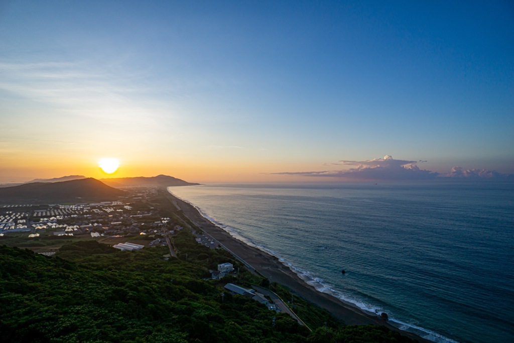 朝陽と海