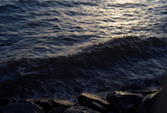 風強い海の夕