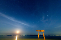 月夜に浮かぶ鳥居