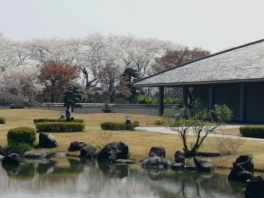 水墨美術館の前庭にて2